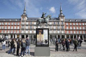 1.viandantes-disfrutan-de-la-exposicion-de-semana-santa-en-la-plaza-mayor
