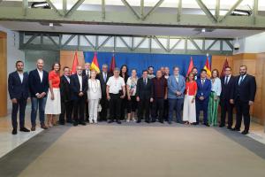 l alcalde de Madrid, José Luis Martínez-Almeida, junto a representantes de las cofradías de Madrid y otros miembros de la Corporación municipal