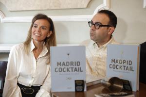 Almudena Maíllo en la presentación del libro 'Madrid Cocktail' el Mapa ilustrado de Vermuterías