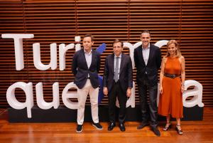 José Luis Martínez-Almeida y Almudena Maíllo en la presentación de 'Turismo que suma'