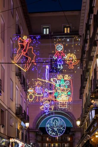 Navidad 2024/25. Luces de Navidad diseñada por niños en la calle de la Sal
