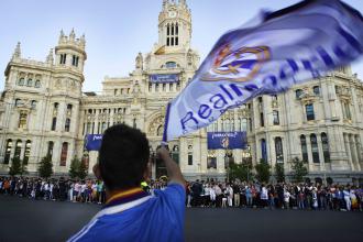 Palacio de Cibeles y bandera del Real Madrid.jpg Palacio de Cibeles y bandera del Real Madrid.jpg